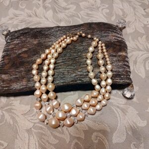 ▫️🪷▫️ Beautiful Vintage 50's Soft Apricot Coral Salmon Abstract Beaded Necklace